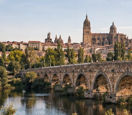 Vista del puente romano y la catedral de Salamanca sobre el río Tormes